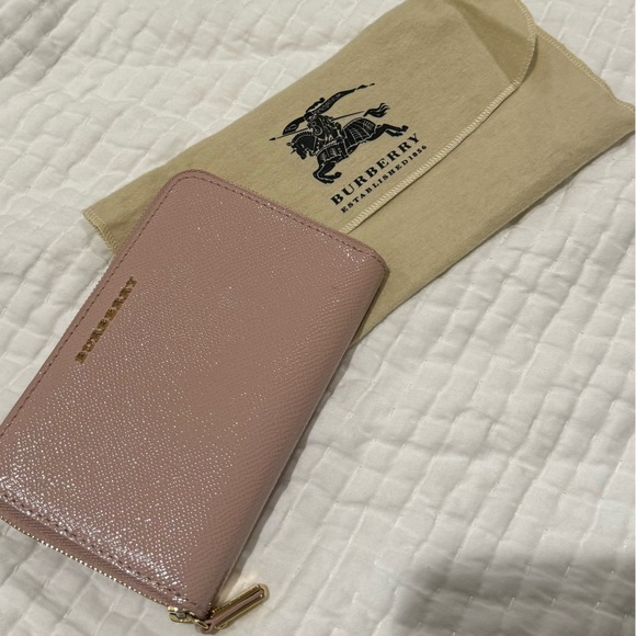 Authentic BURBERRY patent wallet in dusty/heather pink - Picture 6 of 11